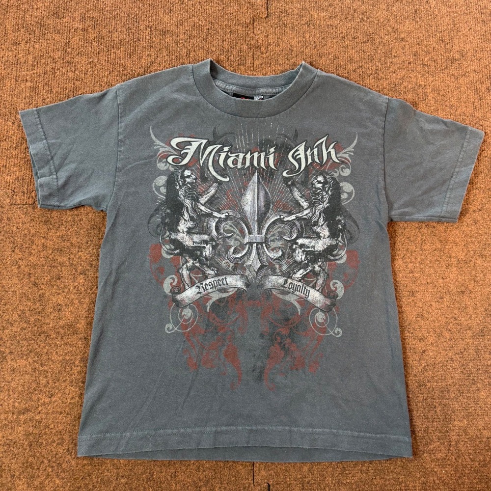 Miami Ink 2008 Graphic T-Shirt Kids Size 8 Charcoal Gray Fleur De Lis MIY0331W
